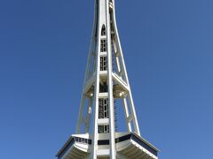 〜5日目〜

Space Needle

混雑を避けて、朝一Space Needleへのぼりました。今回で4回目のシアトル訪問でしたが、初めてのぼりました。