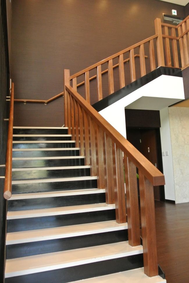 チェックアウトを終えると<br /><br />スタッフさんが<br />「よろしかったらご覧になりますか？」と<br />２階へ案内してくださいました。<br /><br />ロビーから２階へ・・・