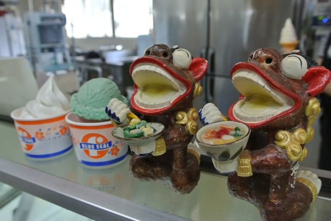 あらあら<br />旦那さんは<br />またまたアレをご所望ですか。<br /><br />ブルーシールアイスの売店へ<br />消えていきました・・・(^^;)