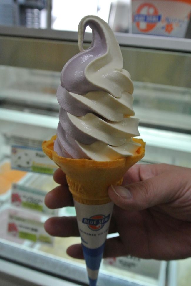 紅イモソフト・ミックス☆<br /><br />ニャンコの余韻に浸りながら<br />いただくソフトクリーム<br />美味しゅうございました。<br /><br /><br />空港へ向かいますよ〜