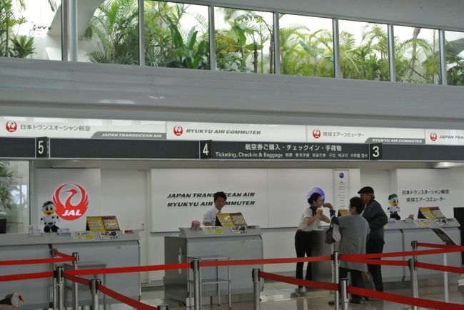 身軽になりたかったので<br />カウンターで荷物を預けてしまいましょう。<br /><br />JALカウンターにも<br />千葉ロッテマリーンズのマスコットが。<br /><br />この時期の沖縄はどこも<br />プロ野球のキャンプ一色なんですね〜