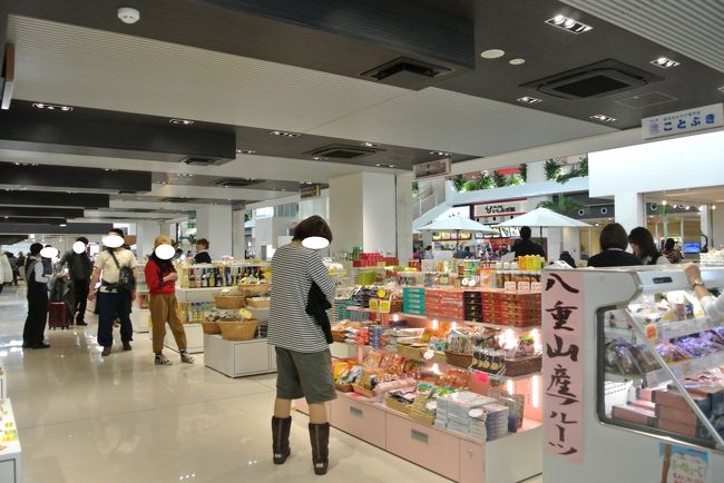 お土産もの屋さんは<br />JAL側とANA側で<br />お店は違うようですが<br />大体同じような品ぞろえですね。<br /><br />人が多くて<br />写真に写りこまないようにするのが<br />大変です〜<br />（写真は私ではありません〜）