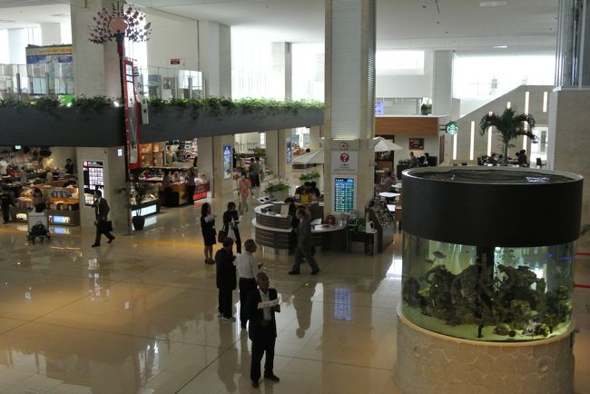 吹き抜けのロビー<br /><br />ショッピングモールみたいですね。<br /><br />以前の石垣空港とは<br />全然違います。<br /><br />広くてキレイでいいんですけど<br />昔の空港のほうが風情があって<br />離島の空港っぽかったですよね。<br /><br /><br />
