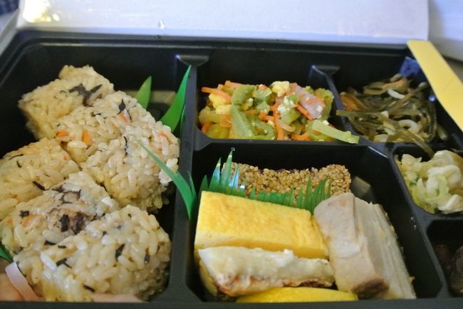 じゅーしーなど<br />沖縄料理満載のお弁当♪<br /><br />