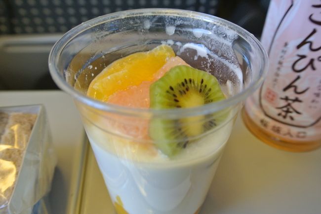 デザートは<br />一緒に購入した<br />フルーツヨーグルト♪<br /><br />これがさっぱりしていて<br />美味しい〜(#^^#)<br /><br />お隣にちらっと見えるのは<br />追加購入した○○○ロール（名前失念）<br />ふぅ満足です(*^^*)<br />