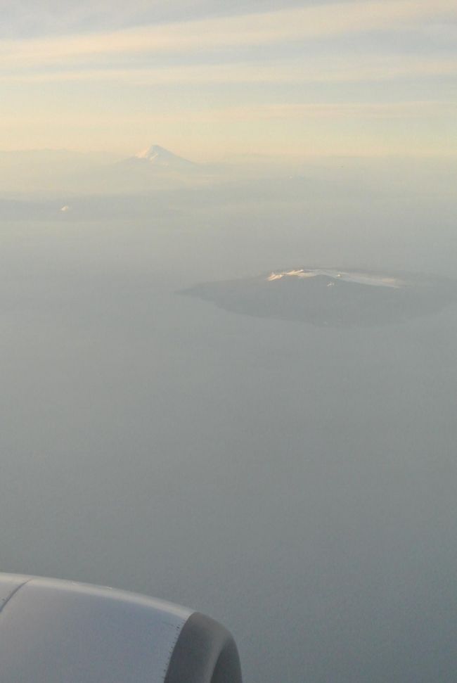 コーヒーをいただいて<br /><br />楽しい旅の話を<br />していたらあっという間です。<br /><br />窓の外をみると<br />富士山と伊豆大島☆