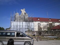 バクラヨン教会の到着しました。
大地震で鐘楼が崩れてしまいました。