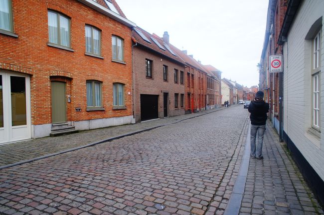 翌日は、ガイドブックを見て憧れてたブリュージュへ。<br />列車にのって向かう。<br /><br />ここも町そのものが映画の世界のようないでたち