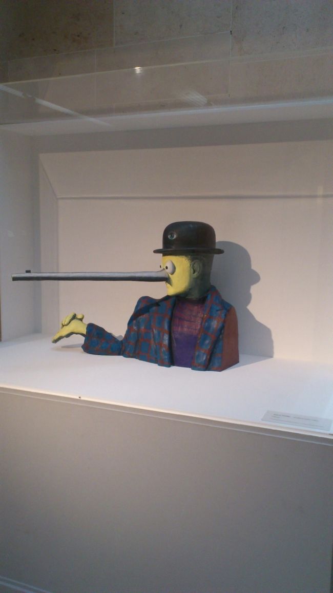 小さいころに絵をみて好きになったルネ・マグリット<br /><br />偶然にもガイドブックにルネ・マグリット美術館を見つけて<br />迷わず行ってみることしました。ベルギー旅行の重要ミッション<br />だったことは間違いない。<br /><br />写真は入口付近にある彫像（？）<br />