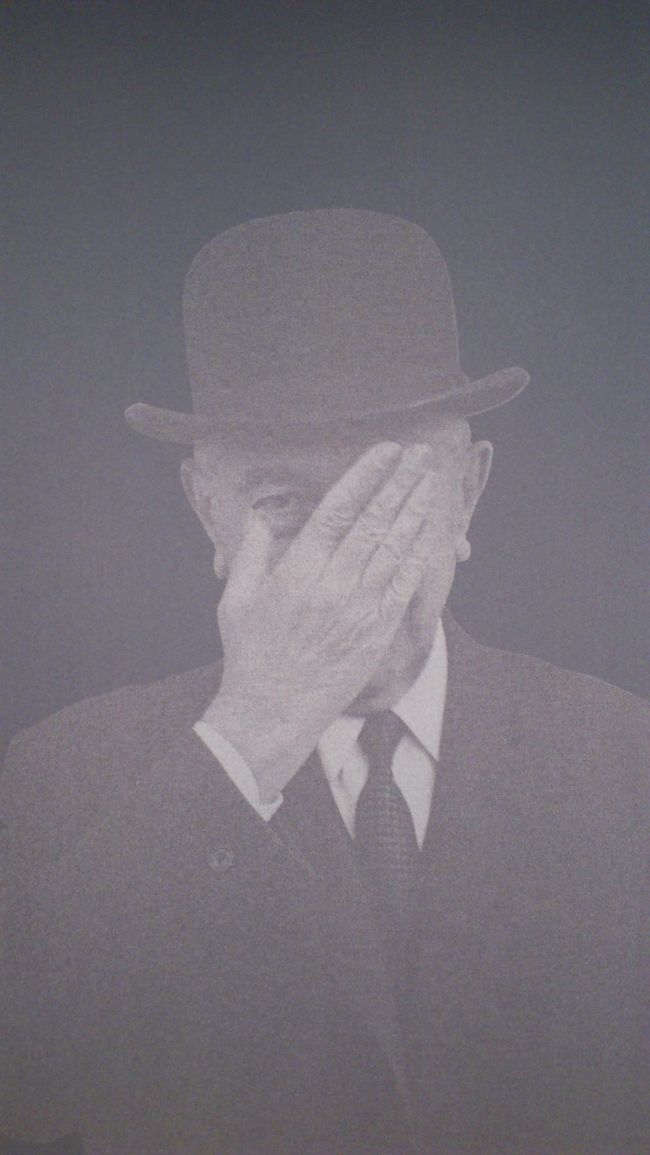 マグリットおじさんの写真。<br />これも入口付近<br /><br />中の絵は、有名なものもたくさんあったけど意外だったのは、<br />彼が音楽やポスター等も手掛けていたこと。<br />商業的なものだからおそらく生活のため？？？もあったのか<br /><br />あとはいっぱい残されていた描画。<br />落書きのような、アニメのような、ゆるーい感じの絵が大好きになりました。<br />あの落書きをモチーフにしたグッズがあれば絶対買ったのにー！