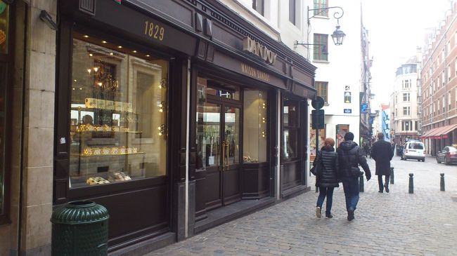 美術鑑賞のあとは・・<br /><br />ベルギー　＝　ワッフル　（ﾟ∀ﾟ）b<br /><br />DANDOY（ダンドワ）でワッフルを食べる<br /><br />このお店、日本にもあるらしい？<br />周りには日本女子がたくさんいました。<br />有名なのかね