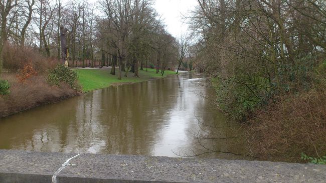 途中の橋<br /><br />この日は天気が悪かったんですよ。。。<br />風も強く。上陸2日目にして、ヨーロッパの<br />冬をなめてた自分に気づく