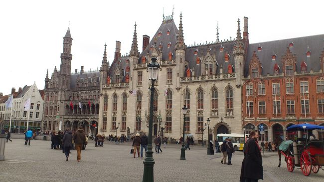 （おそらくメインの）広場に到着！！<br /><br />歴史的建造物━━━━━━━━（ ﾟ∀ﾟ）━━━━━━━━!!<br /><br />っていう顔でニヤニヤしながら写真をとっていただろう。<br /><br />これが今でも普通に使われてるっていうのが驚き。<br />