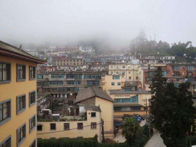 02/26 07:21<br /><br />ホテルから眺める早朝の新街鎮。<br /><br />今日は、中越国境の街河口まで行きそこからベトナムに入ります。