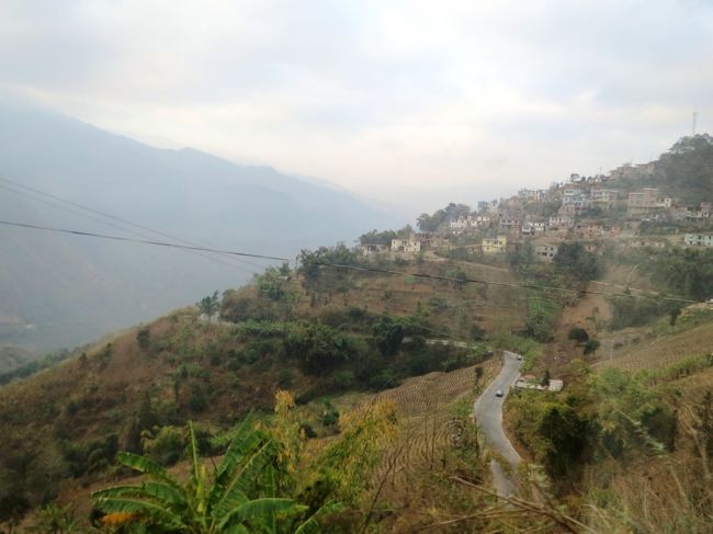 08:00<br /><br />ホテルを出発し、山を下ります。道は省道のS214です。