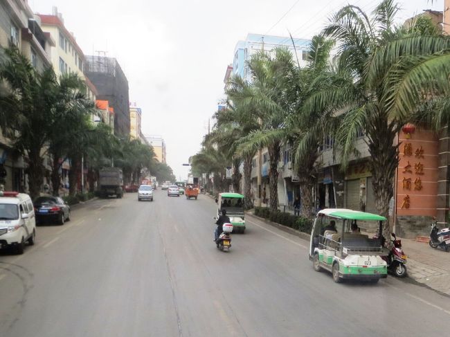 9:02<br /><br />ふもとの元陽の街まで降りて来ました。<br /><br />元陽県の県都ですが、あまり大きな町ではないので市内バスの代わりにゴルフカートのような緑の車が使われています。<br /><br />暖かいところだから開けっぱなしでも冬も寒くないのでしょうね。<br /><br /><br />