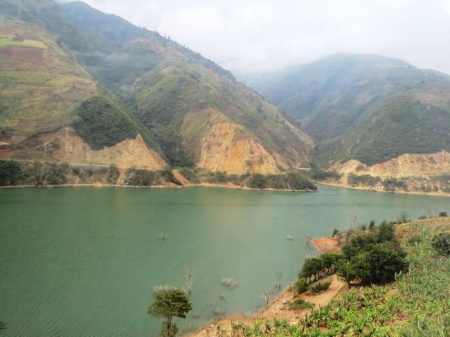 9:49<br /><br />トイレ休憩の後、あとはひたすら紅河に沿って越南へと下ってゆきます。