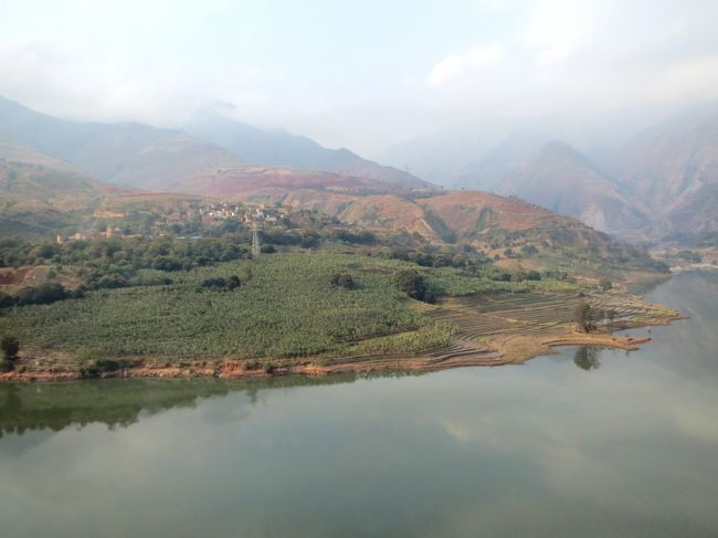 対岸に広がるのはバナナ畑。