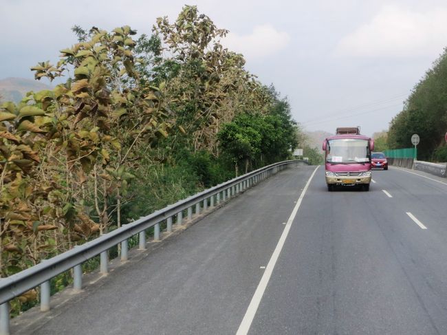 高速へ入ると河口に向かう路線バスも走っています。<br /><br />ガイドのKさんもこのツアーの帰りの際には河口から昆明への直行路線バスを使うとの事。<br /><br />