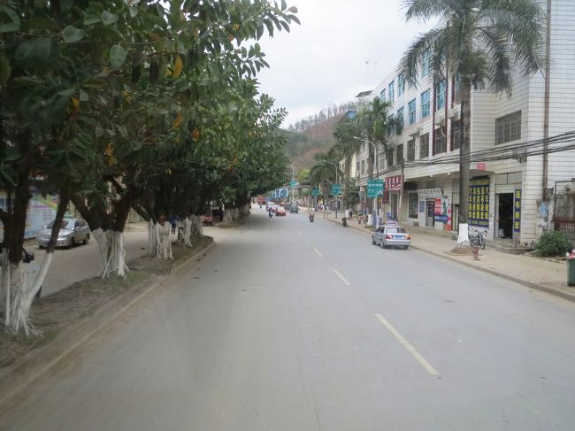 12:15<br /><br />国境の街「河口」へ入って来ました。