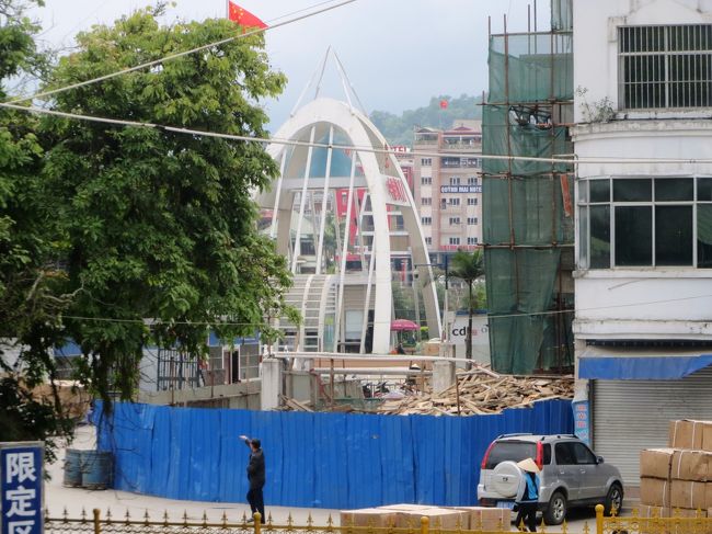 向こうに見えるゲートらしき所が国境の橋のようです。