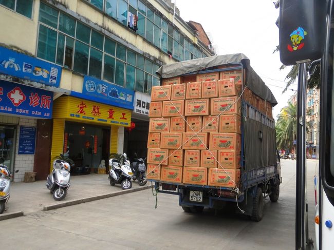 こちらのトラックはベトナムのトラックのようですが、荷物(スイカ)を運んで来たのでしょうか、運んで行くのでしょうか?