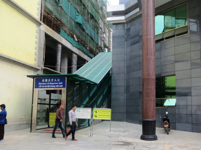 13:34<br /><br />イミグレは二階らしいんですが、エスカレーターがストップしています。<br /><br />おかげで皆さん重い荷物を持って階段を上る羽目に。