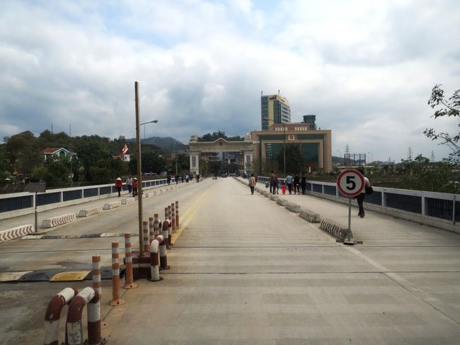 13:50<br /><br />いよいよ橋を渡ってペトナムに入ります。