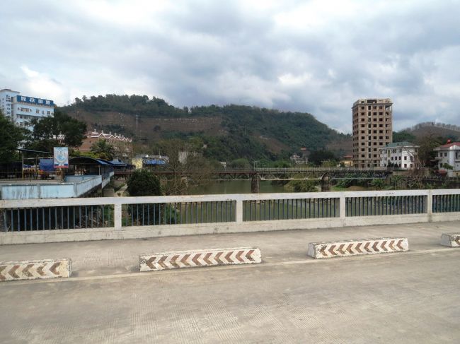 川幅はこんな程度、右側がベトナム。<br /><br />