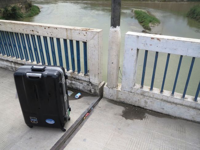 13:51 →　12:51<br /><br />橋の中央、ここが中越の境。<br /><br />中国とベトナムの時差は１時間あるので時計を１時間巻き戻します。<br /><br />ちなみに日本との時差は２時間です。