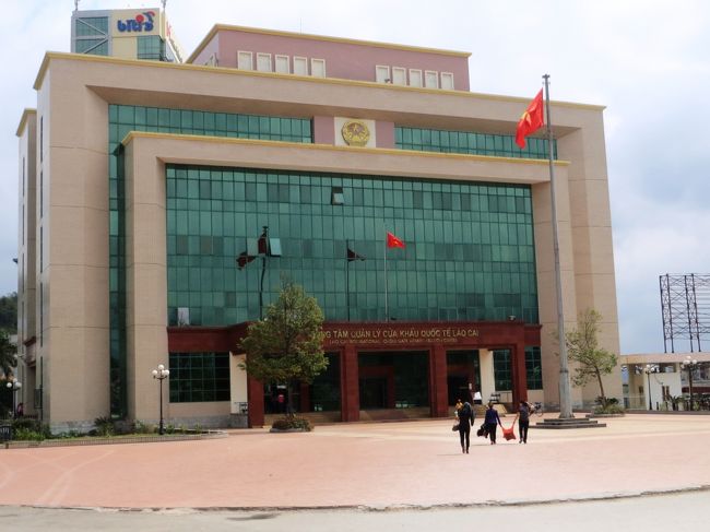 12:55　ベトナムの出入国管理事務所<br /><br />写真を撮りながらですが、5分ほどで橋を渡り切りました。