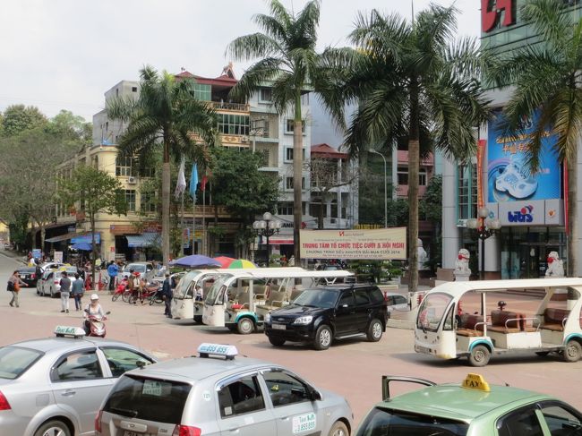 13:08<br /><br />イミグレを終わってベトナム側に出てきました。<br /><br />街の雰囲気がやはり違います。<br /><br />でも私一人でイミグレに10分近くかかりました。