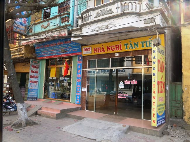 13:41　ラオカイの街並み<br /><br />ベトナム側のガイドさんが出迎えてくれ、手配のバスでサパという避暑地に向かいます。<br /><br />ラオカイから南へ30km、ベトナム の最高峰ファンシパン山(3,134m)近くの高原の街サパは渓谷に囲まれた街、標高1500ｍにあるため夏でも涼しく、峡谷の美しい景観が望める高原の避暑地。