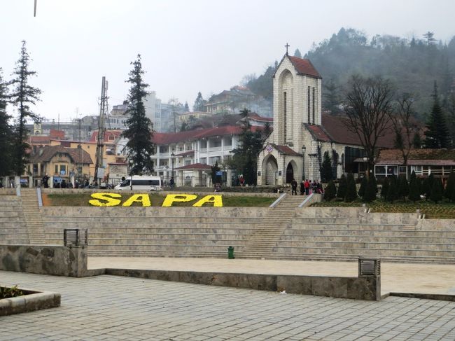 黄色いサパの花文字とサパ大聖堂。<br />