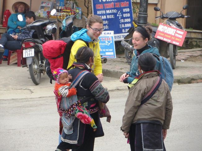 欧米(?)からの観光客とサパの少数民族。<br /><br />フランスの植民地時代からの避暑地なので欧米の観光客が多い街。