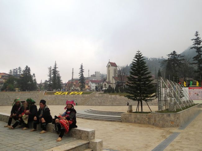 15:00<br /><br />バスを降りて観光です。<br /><br />大聖堂前の広場でくつろぐ少数民族の人々を見ながら繁華街へと入って行きます。<br />