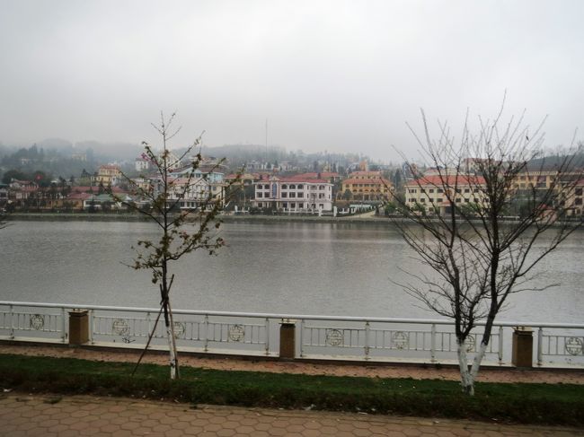 14:54　サパ湖のほとりに広がるサパの街。<br /><br />ラオカイから50分ほどでサパに到着。