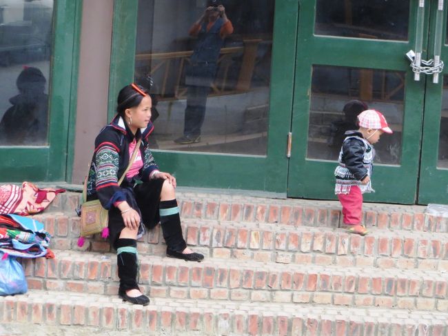 少数民族の姉弟、紺色の服を着ているのは黒モン族らしい。<br /><br />サパ周辺には、黒モン族、花モン族、タイ族、黒ザオ族、ザイ族、ルー族など、主に６つの少数山岳民族が暮らしているそうだ。