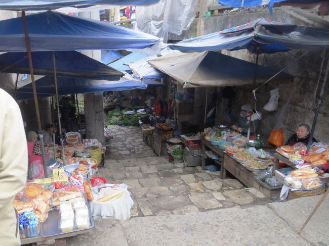 メインストリート脇の市場。<br /><br />サパの町は山の斜面に作られているので市場の多くは階段で出来た道路の両側にあるそうです。<br /><br />