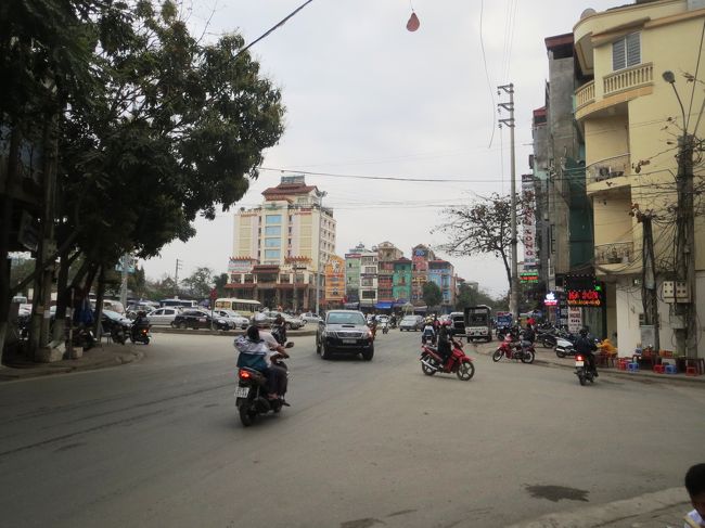 16:46 駅前広場。<br /><br />ラオカイに到着。<br /><br />左手がラオカイの鉄道駅。