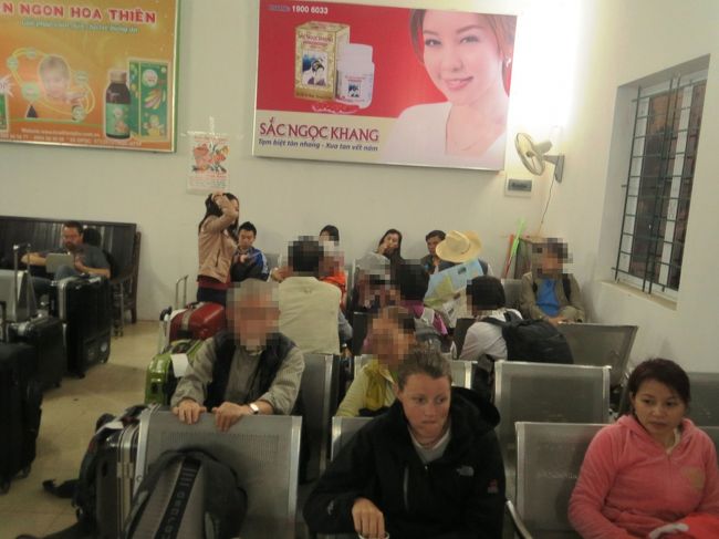 待合室、我々の他に欧米の方もいます。<br /><br />後ろの化粧品らしき広告、ちょっと気になります。商標(?)になぜか舞妓さんらしき姿が使われています。