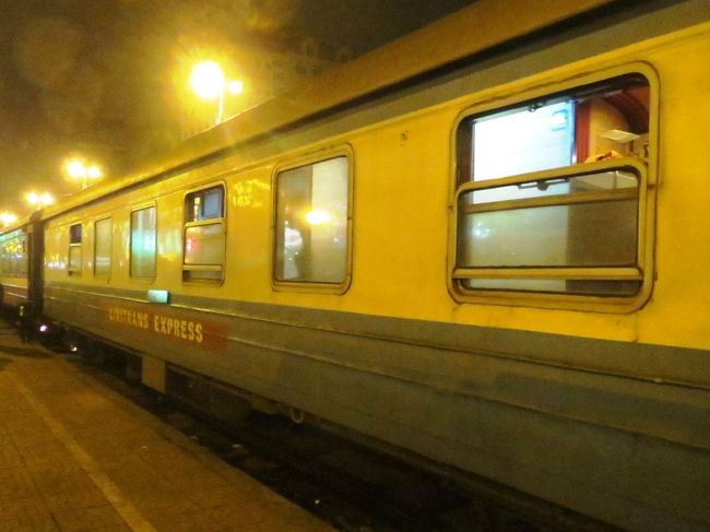 18:15<br /><br />改札 &amp; 乗車開始です。<br /><br />ラオカイ・ハノイ間は、①VICTORIA、②FANSIPAN、③LIVITRANSの三つのNon Stop Expressが走っているそうです。<br /><br />①は、最高級列車で、ヴィクトリア･サパの宿泊者のみが利用でき、②はベトナム最高峰の山の名前をとったExpressで①に対抗していますが、③はもっともEconomyなExpressだそうです。<br /><br />我々?、もちろん、写真の列車名を見てお分かりの通りLIVITRANS　Experessでした。