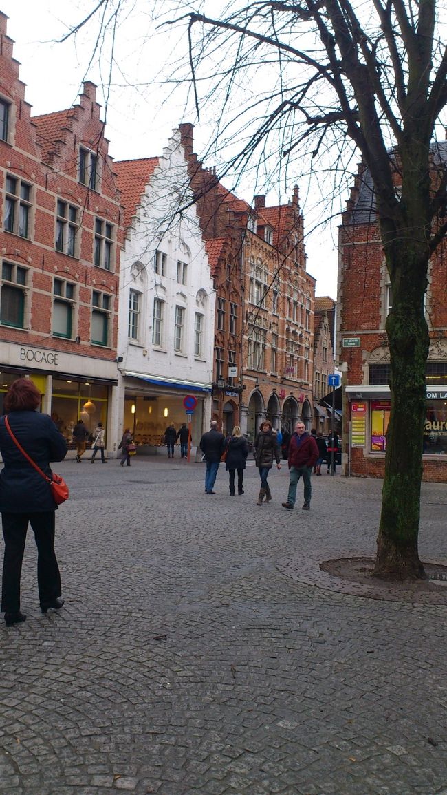 これも途中の道。<br /><br />でもこの道ちょっといくとH&amp;M？とか普通にあるっていう<br /><br />混ざってます