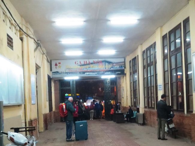 04:18<br /><br />ハノイ駅の到着ゲートから出ます。