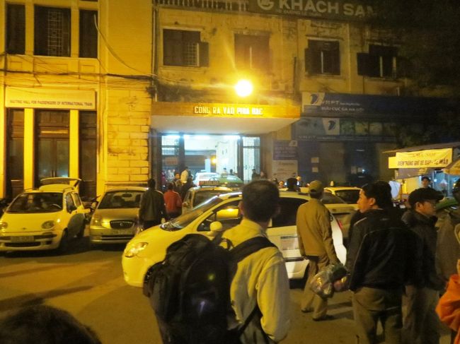 到着ゲートを見ていると人と一緒に車(TAxi)も出てきています。<br /><br />フランス式にプラットホームにTaxiが待機しているんです。<br /><br />美味しいフランスパンがあるのと同じように植民地時代の影響でしょう。