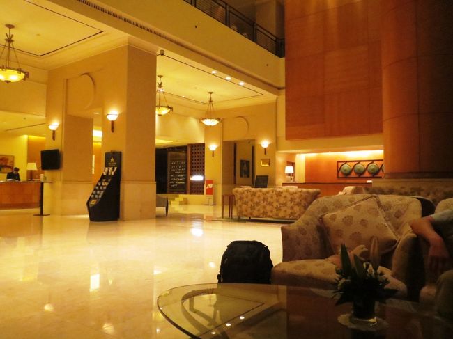04:30 誰もいないホテルのロビー<br /><br />駅近くのホテルニッコーハノイで休憩、こちらのレストランで朝食です。<br /><br />レストランのオープンは6時からとの事なので皆さん顔を洗ったり休憩です。