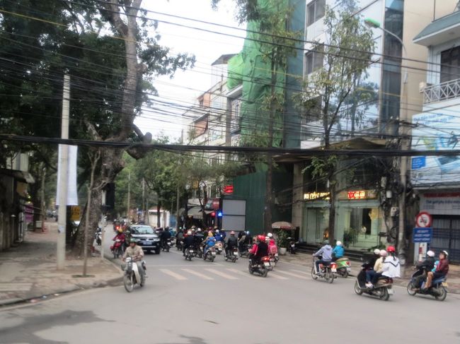 07:30<br /><br />朝食後、ホテル近くをぶらついたり休憩したりしてからホーチミン廟に向かいます。<br /><br />朝の車ラッシュならぬバイクラッシュがもう始まるのでしょうか。