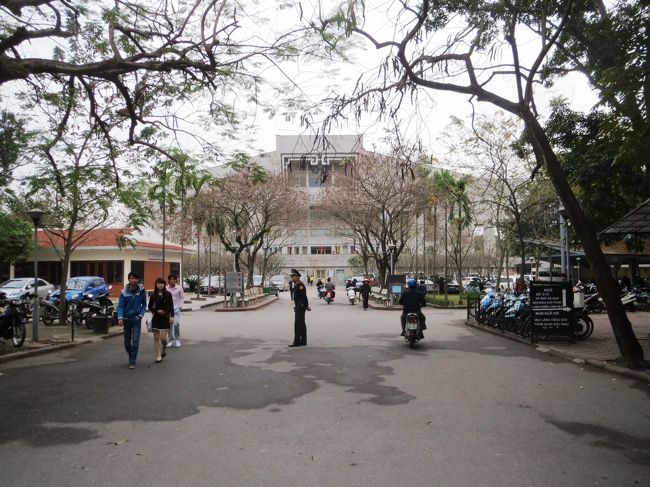 07:48<br /><br />ホーチミン廟のある一画に到着。<br /><br />正面はホーチミン博物館。<br /><br />ホーチミン廟のそばにある白い立派な建物で、1990年5月19日、ホーチミンの生誕100周年を記念して建てられた博物館だそうですが、今回はスルーです。<br />