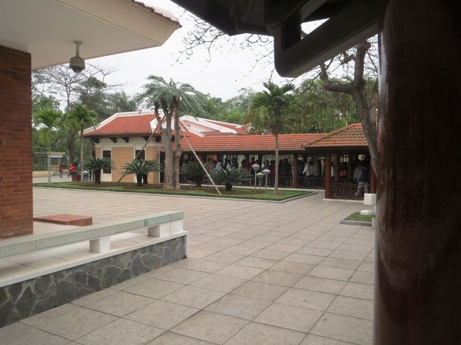 ホーチミン廟へは並んで身体&amp;荷物のチェックを受けてからになります。<br /><br />不適切な服装(短パン,ミニスカート,サンダル履き等)では中に入れません。<br /><br />ミニスカートの女性が入場を断られていました。