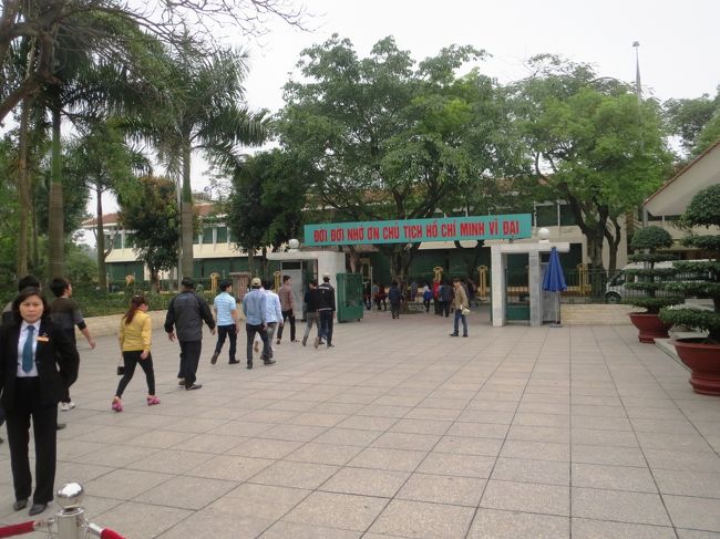 検査終了後も整列して進んで行きます。<br /><br />